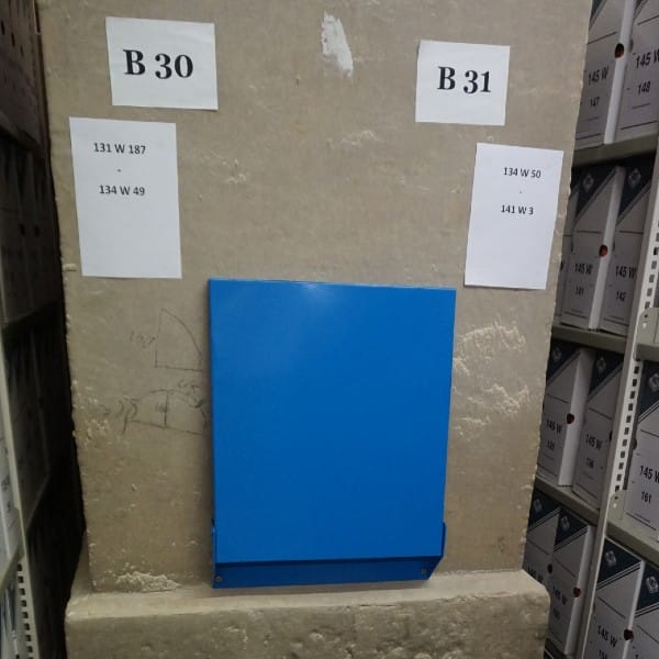 Tablette de consultation abattante pour consultation des archives, fixation murale, peinture époxy bleue. FERALP